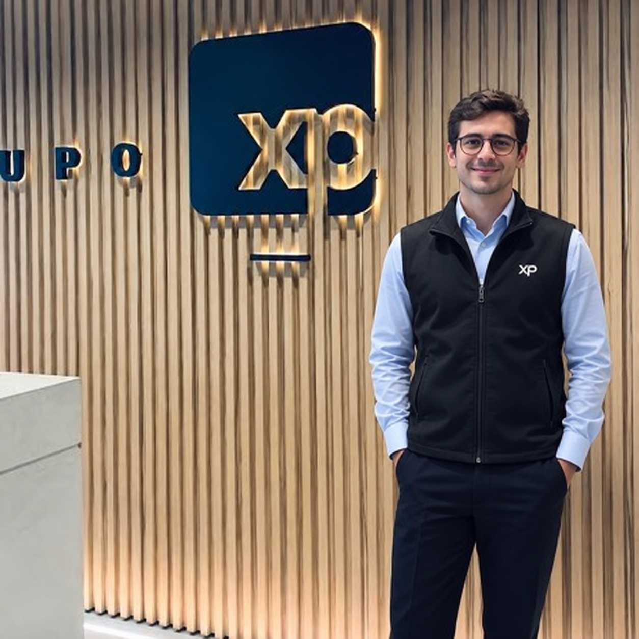 Profissional no ambiente do HQ da XP